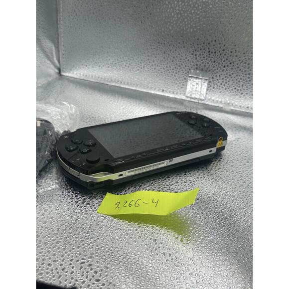 psp 1000 w/accessories & new battery - Picture 5 of 9